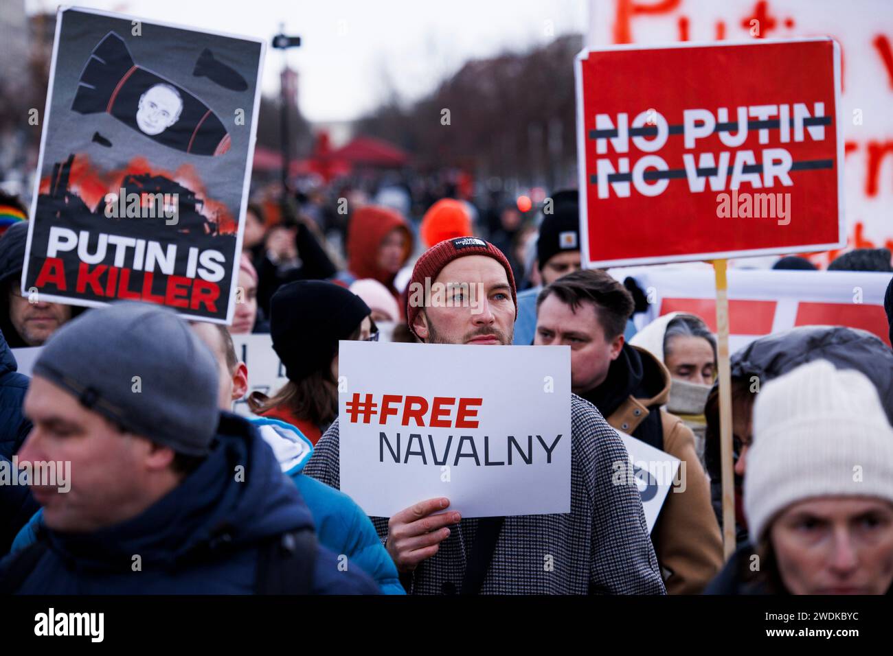 Berlino, Germania. 21 gennaio 2024. I partecipanti manifestano contro la rielezione del presidente russo Putin di fronte alla porta di Brandeburgo nell'ambito della campagna globale "Russia senza Putin”. Si possono vedere i cartelli che recitano "Navalny libero", "Putin è Killer" e "No Putin, No War". Crediti: Carsten Koall/dpa/Alamy Live News Foto Stock