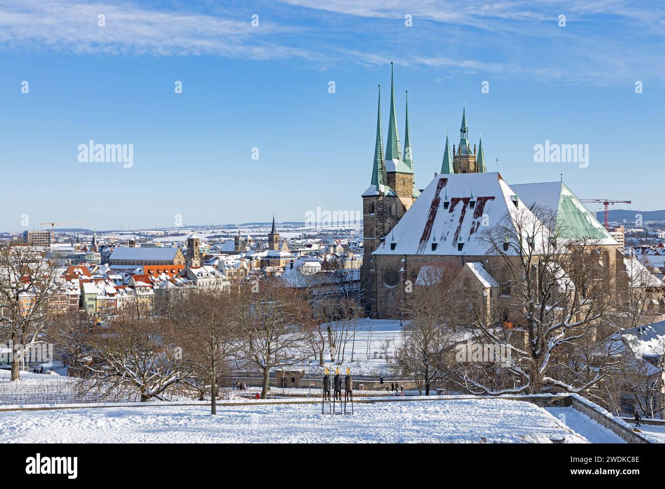 Vista dal monte Petersberg sui tetti innevati di Erfurt Foto Stock