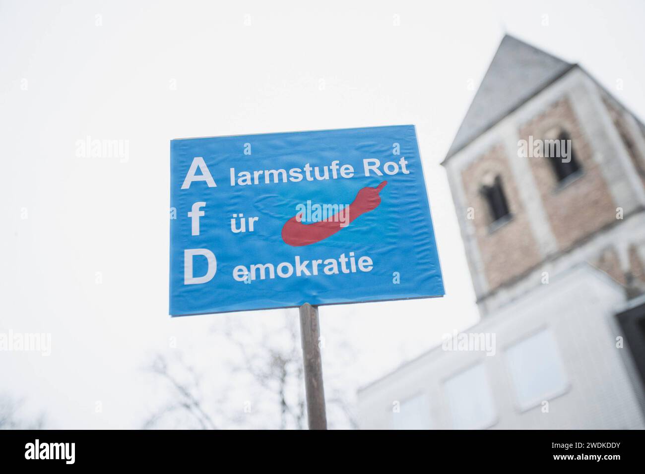 Bauernproteste, Köln, AFD, dimostrazione, demo, Ptoteste Ein Schild, auf dem Steht Alarmstufe Rot, für, Deutschland Demonstration gegen AFD in Köln, Demokratie Schützen, AFD bekämpfen Deutzer Werft 21.01.2024 Koeln Deutzer Werft NRW Deutschland *** Farmer Promosts, Colonia, AFD, Demo, Ptoteste Un segno che dice allarme rosso, perché, Germania dimostrazione contro AFD a Colonia, proteggere la democrazia, combattere AFD Deutzer Werft 21 01 2024 Colonia Deutzer Werft NRW Germania Copyright: xBEAUTIFULxSPORTS/Buriakovx Foto Stock