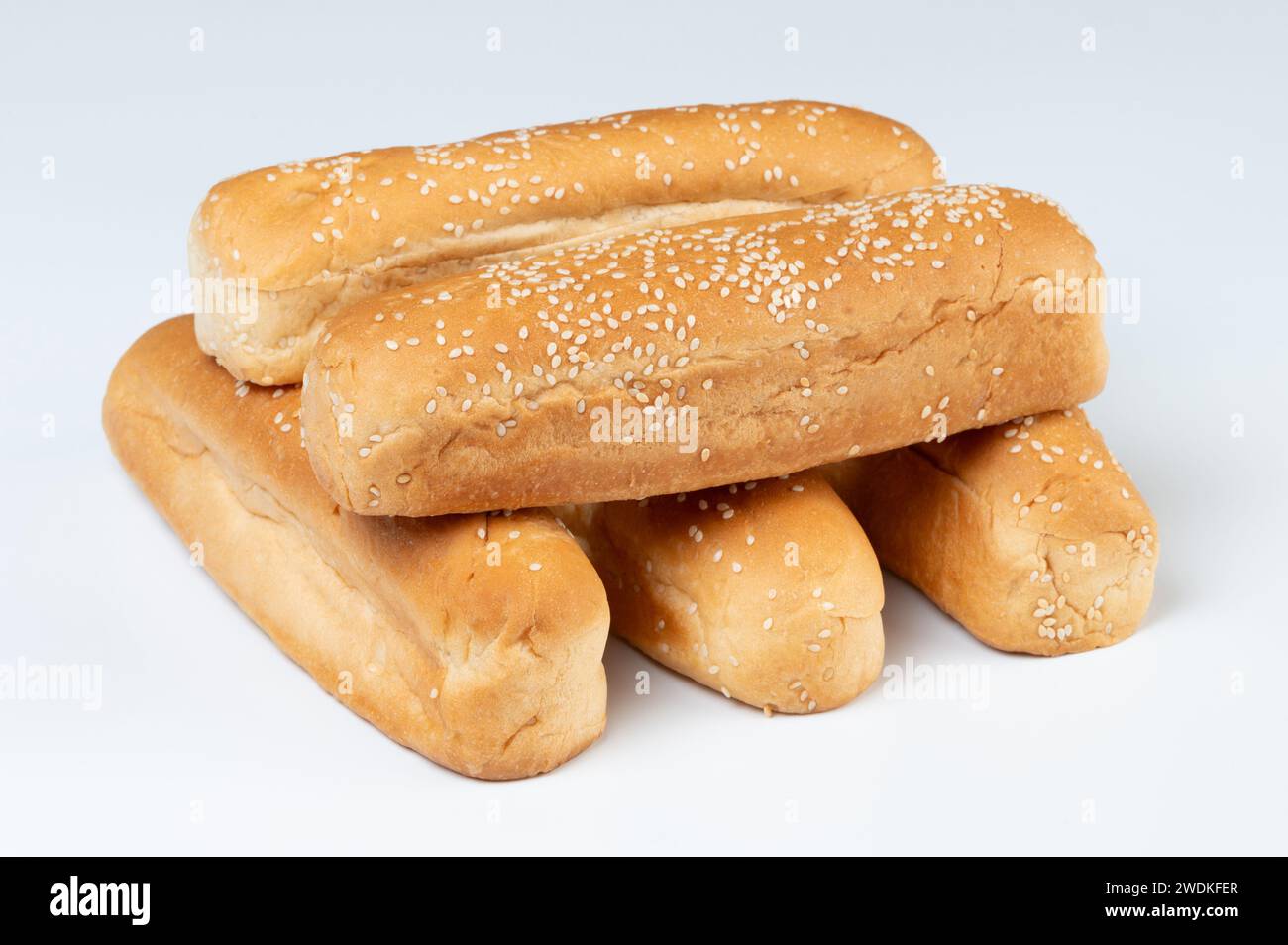 Pile di focaccine fresche per hot dog isolate su sfondo bianco dello studio Foto Stock