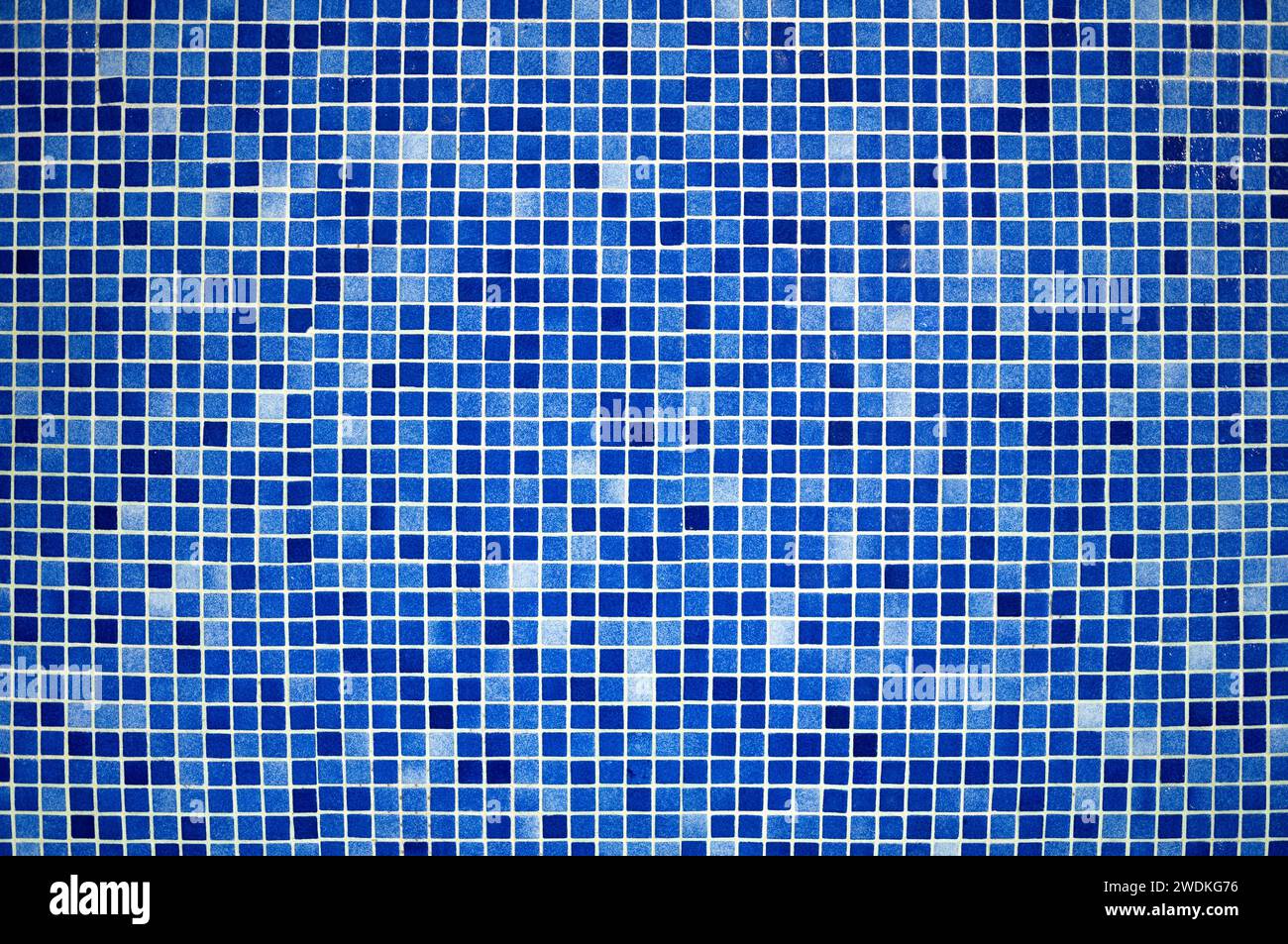 Vista ravvicinata della superficie di diversi colori blu delle piccole tessere quadrate Foto Stock