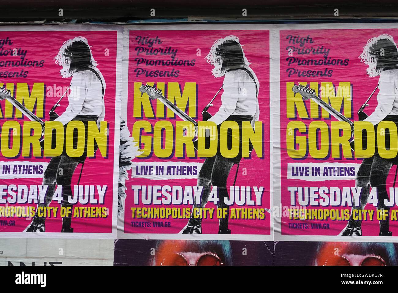 Atene, Grecia - 18 maggio 2023: Poster dei concerti di musica alternative rock dal vivo di Kim Gordon sulle mura cittadine. Foto Stock
