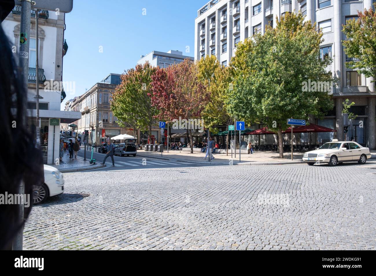Porto, Portogallo - 12 settembre 2023. Turisti e abitanti del luogo si sfidano sulla strada di Fernandes Tomas. Foto Stock