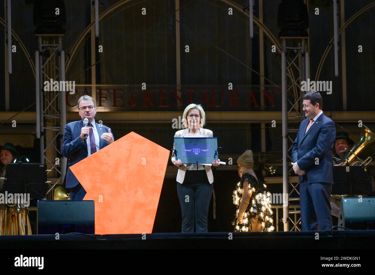 Eröffnungsfeierlichkeiten zum Kulturhauptstadtjahr Salzkammergut 2024 im Kurpark, a Bad Ischl, AM 20.01.2024. DAS Bild zeigt v.l.n.r.: EU-Abgeordneter Hannes Heide, Bürgermeisterin der Stadt Bad Ischl, Ines Schiller, EU-Botschafter Martin Selmayr während der Übergabe des Melina Mercouri-Preises an die Bürgermeisterin von Bad Ischl Ines Schiller 2023 - Eröffnungsfeierlichkeiten zum Kulturhauptstadtjahr Salzkammergut 2024 im Kurpark, in Bad Ischl, 20.01.2024. *** Cerimonia di apertura dell'anno capitale della Cultura Salzkammergut 2024 nel Kurpark, a Bad Ischl, il 20 01 2024 la foto mostra Foto Stock