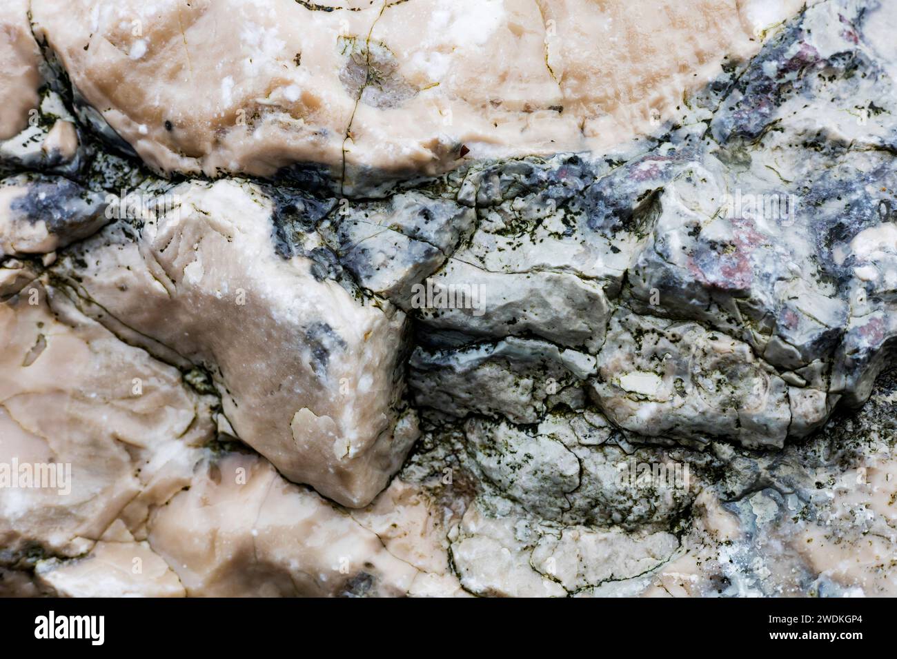 Pietra naturale lucida, non trattata. Sfondo, sfondo. Splendido sfondo in pietra selvatica non trattata. Primo piano dove si trova la consistenza della pietra Foto Stock
