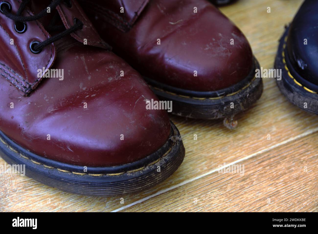 Il dottor Martens stivali e spettacoli. Marchio inglese. Popolare tra gli stili alternativi, punk. Stivali classici in pelle Foto Stock