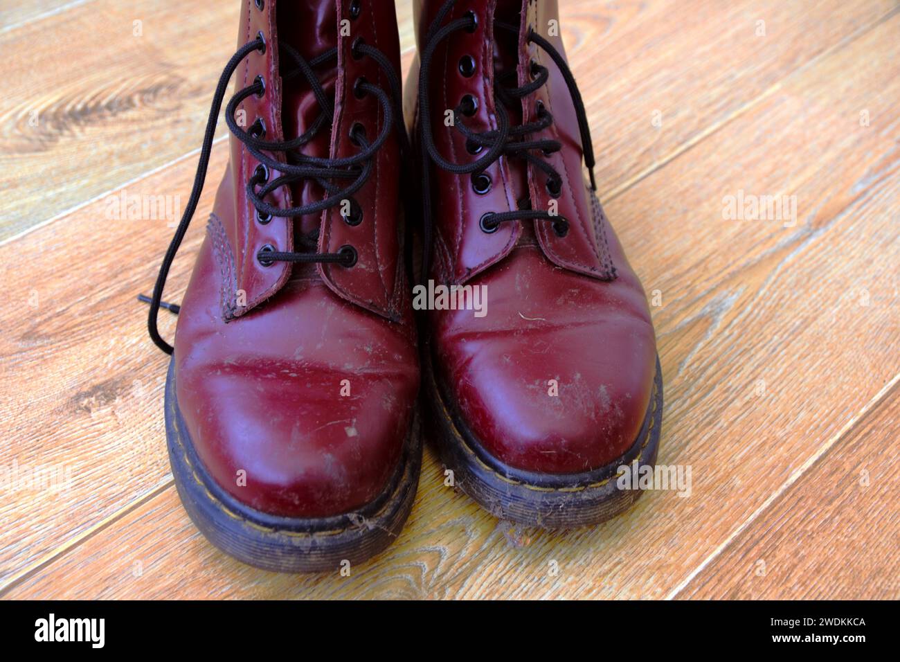 Il dottor Martens stivali e spettacoli. Marchio inglese. Popolare tra gli stili alternativi, punk. Stivali classici in pelle Foto Stock