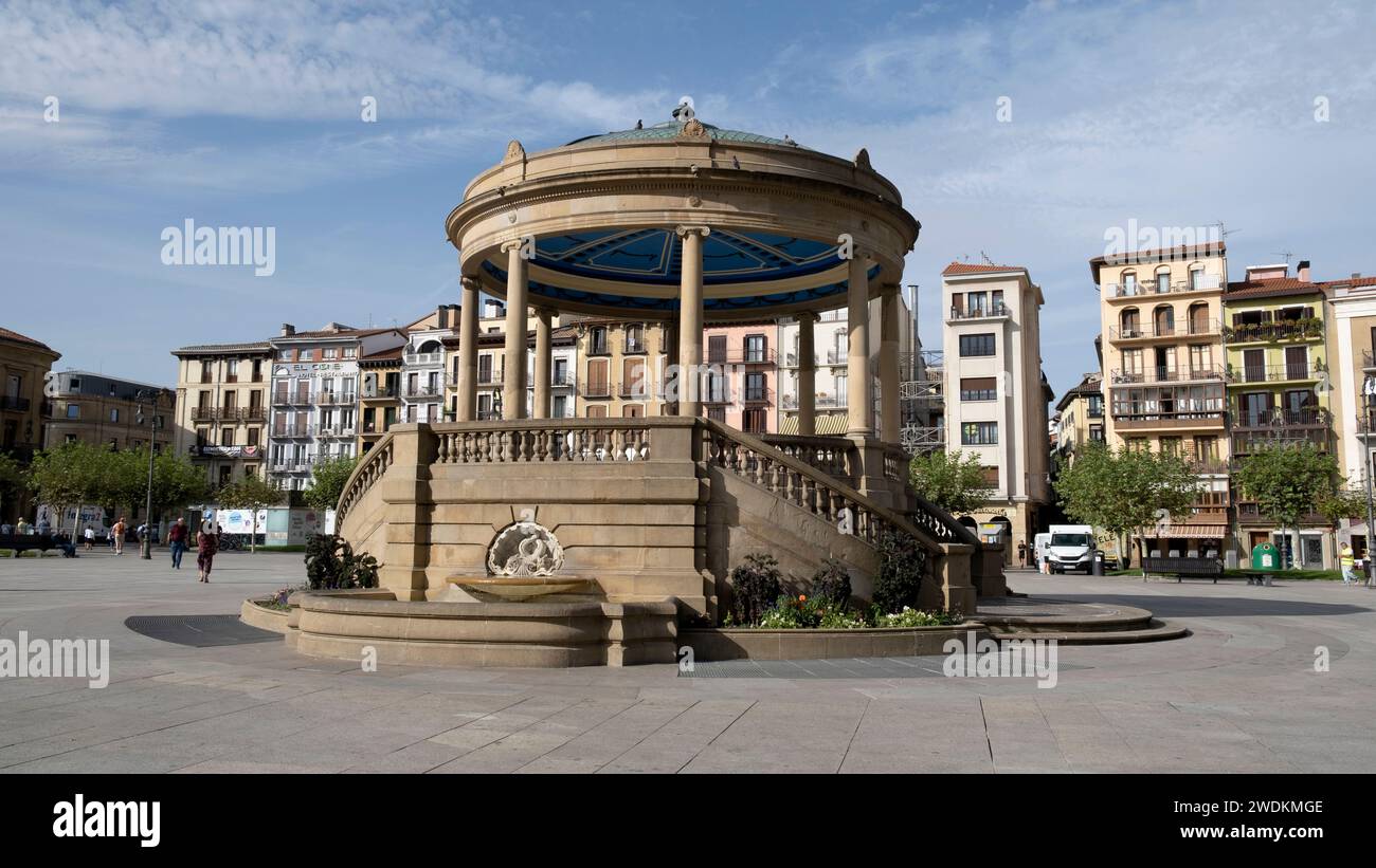 Il gazebo a cupola nel centro di Plaza del Castillo, Pamplona, Navarra, Spagna. Foto Stock