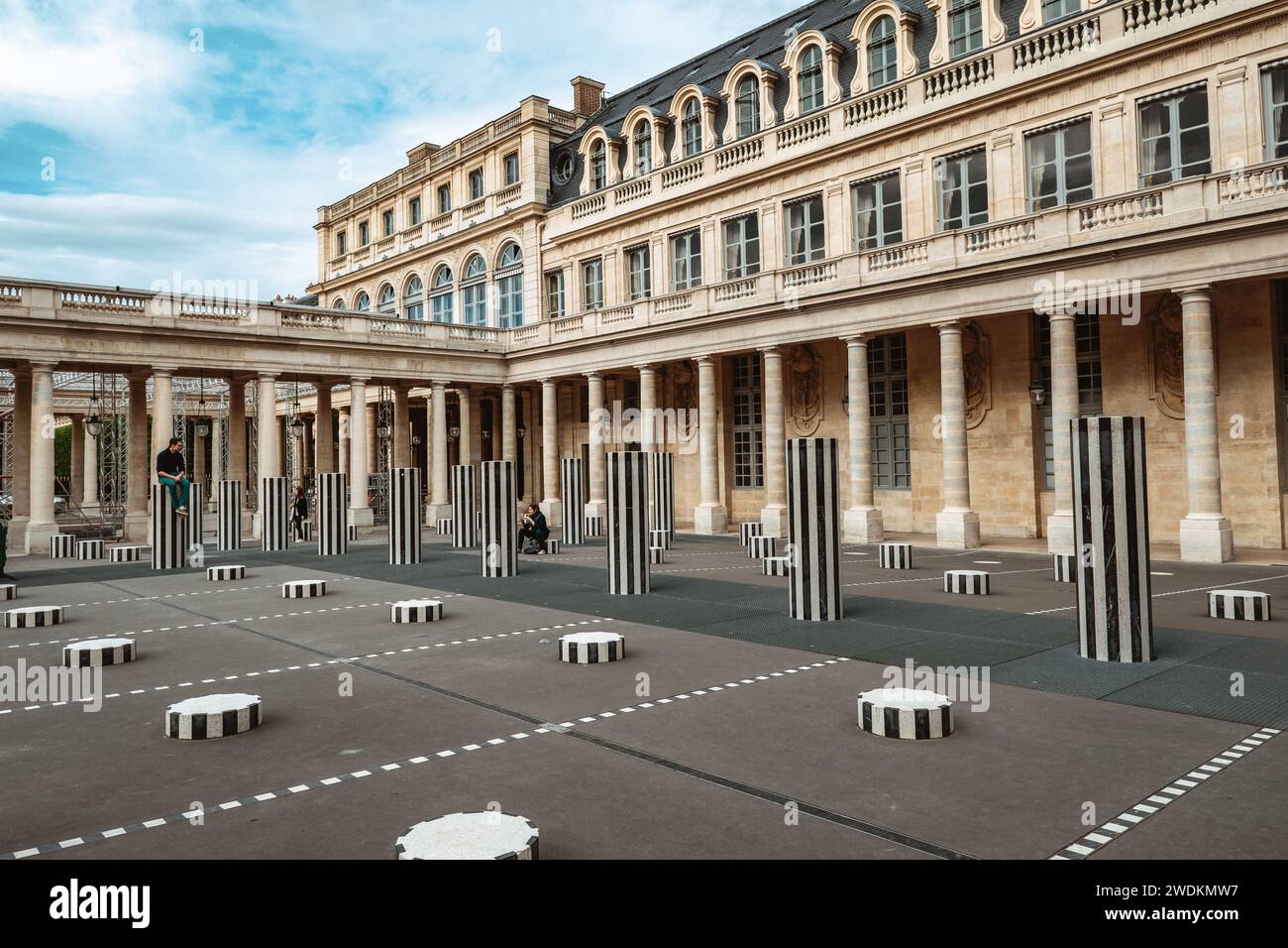 Colonne di Buren nel cortile principale del Palais-Royal a Parigi, Francia Foto Stock
