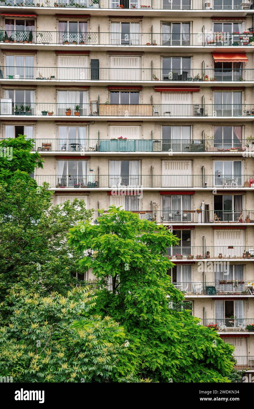 Alberi e balconi di un edificio nel 15° arrondissement di Parigi, Francia Foto Stock