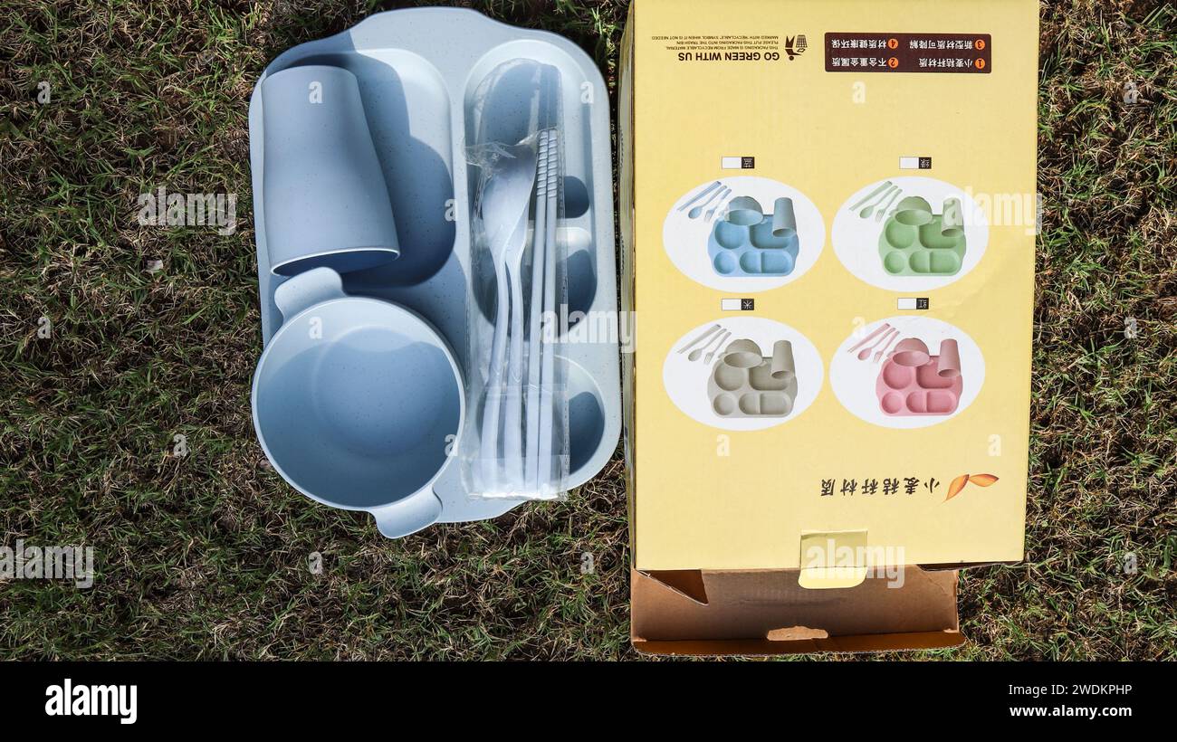 Utensili per paglia di frumento. piastra con paglia di frumento con vetro, recipiente, bacchetta, cucchiaio. Microonde e lavabili in lavastoviglie, utensili da cucina biodegradabili ed ecologici Foto Stock