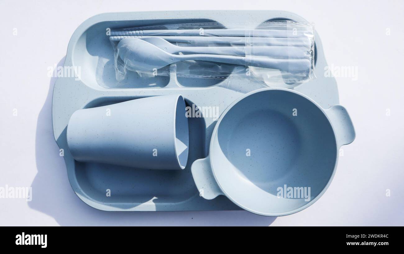 Utensili per paglia di frumento. piastra con paglia di frumento con vetro, recipiente, bacchetta, cucchiaio. Microonde e lavabili in lavastoviglie, utensili da cucina biodegradabili ed ecologici Foto Stock