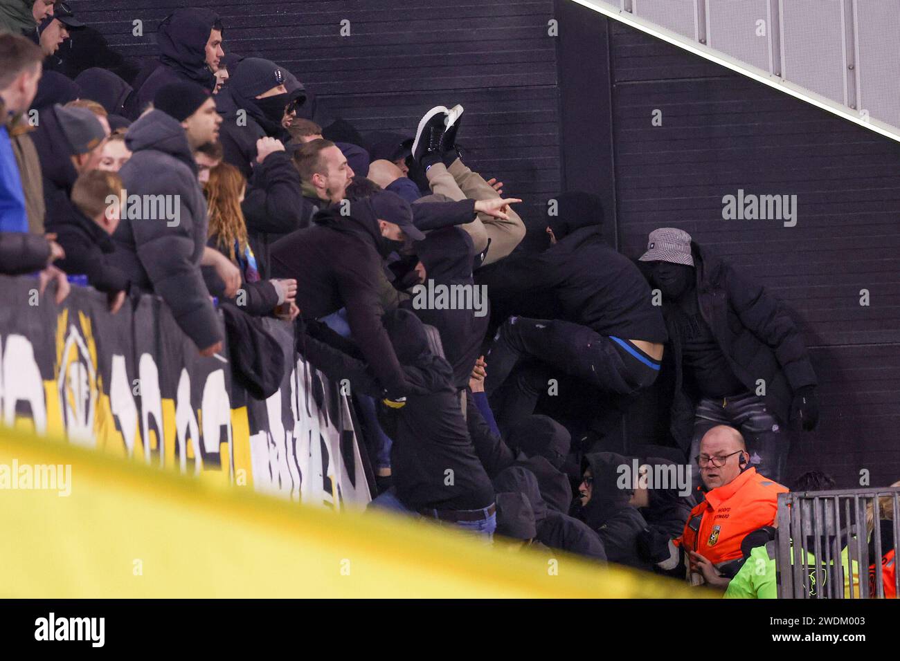 Arnhem, Paesi Bassi. 21 gennaio 2024. ARNHEM, PAESI BASSI - 21 GENNAIO: Gli hooligans Vitesse vengono aiutati ad entrare nel vak Zuid prima che gli steward possano ottenerli durante l'Eredivisie match olandese tra Vitesse e Feyenoord a Gelredome il 21 gennaio 2024 ad Arnhem, nei Paesi Bassi. (Foto di Ben Gal/Orange Pictures) credito: dpa/Alamy Live News Foto Stock