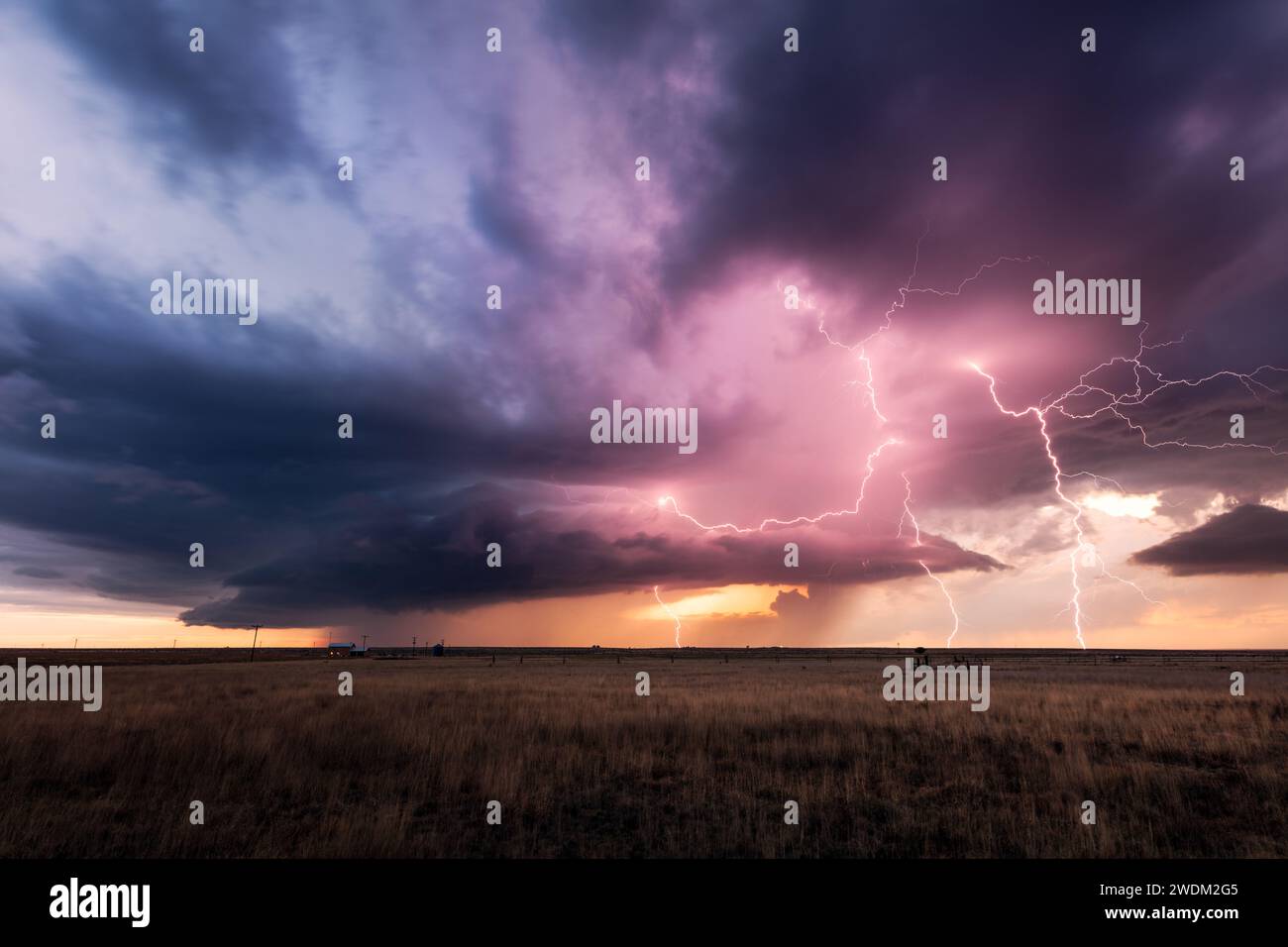 Un temporale con nuvole di tempeste spettacolari e fulmini su un campo del New Mexico Foto Stock