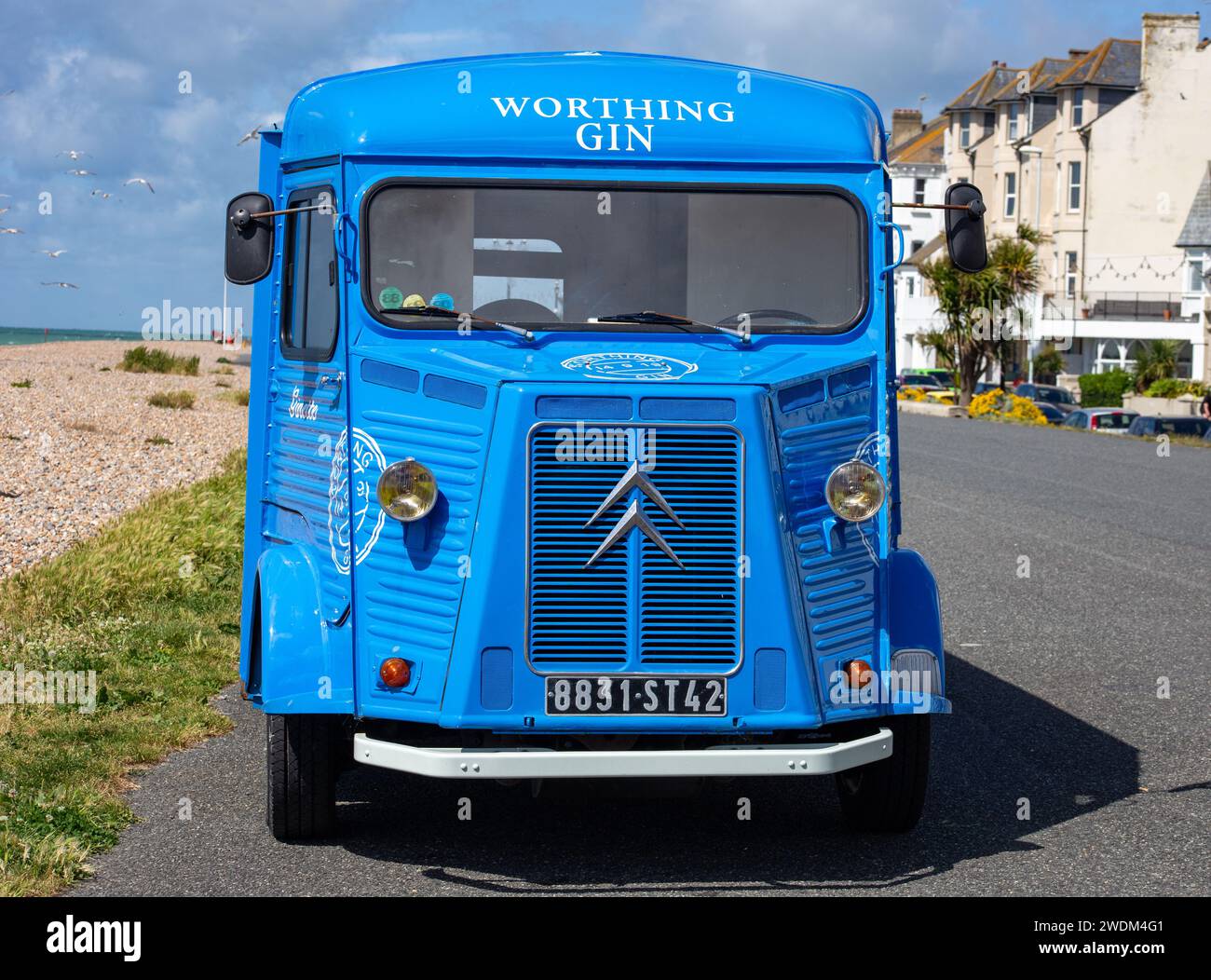 Worthing gin Blue Citroen H van sul lungomare a Worthing West Sussex UK Foto Stock