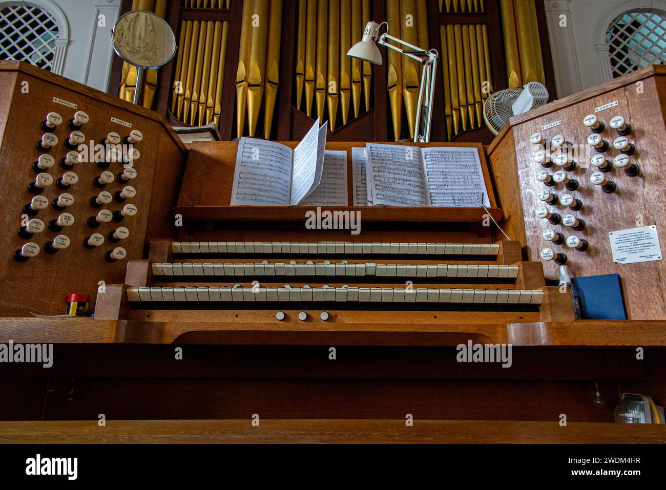 L'organo e gli spartiti all'Ordinariato della chiesa di nostra Signora di Walsingham a Soho, Londra Foto Stock