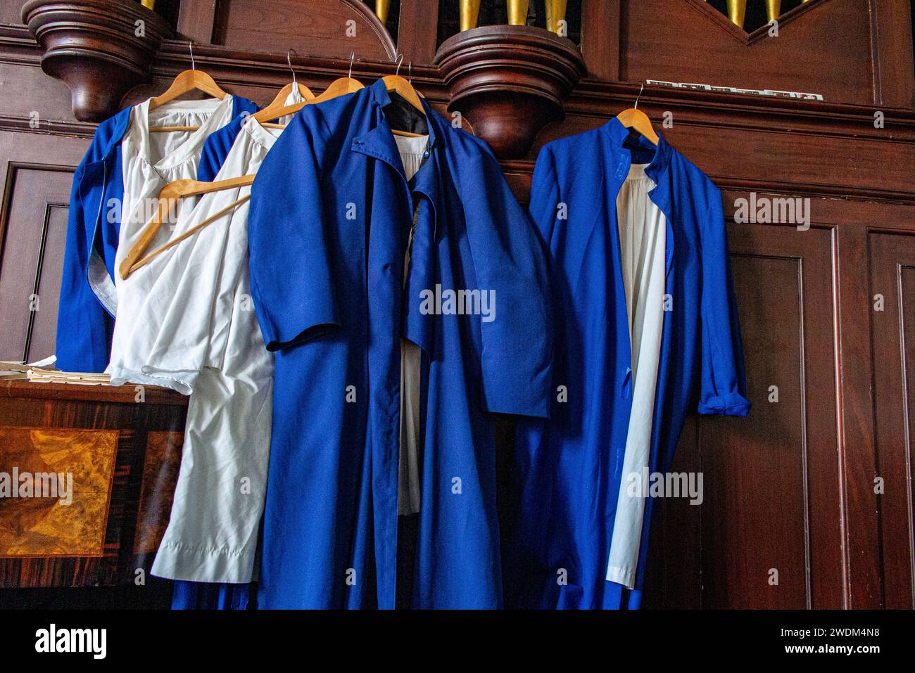 Abiti appesi all'organo nell'ordinariato della chiesa di nostra Signora di Walsingham a Soho, Londra Foto Stock
