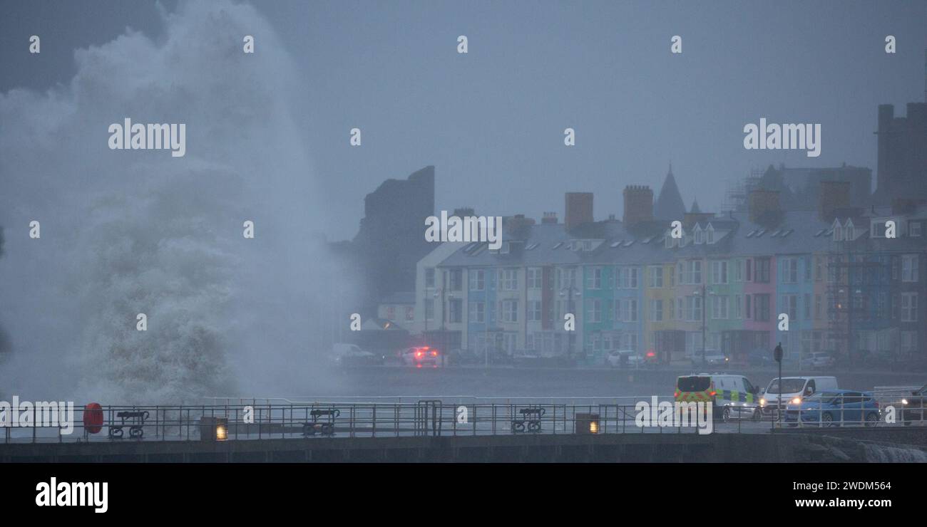 Aberystwyth, Ceredigion, Galles, Regno Unito. 21 gennaio 2024 Regno Unito Meteo: La tempesta isha combinata con l'alta marea porta grandi onde che si infrangono contro le difese marittime lungo il lungomare di Aberystwyth nel tardo pomeriggio. © Ian Jones/Alamy Live News Foto Stock