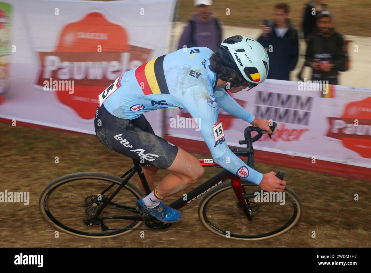 Benidorm, Spagna, 21 gennaio 2024: Il ciclista, Jasper Schoofs (15) durante il test juniores maschile della Coppa del mondo di ciclismo-croce 2024, il 21 gennaio 2024, al Parque Foietes, a Benidorm, Spagna. Credito: Alberto Brevers / Alamy Live News. Foto Stock