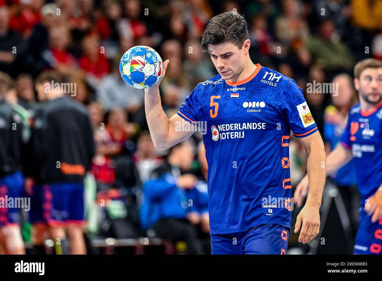 Amburgo, Germania. 21 gennaio 2024. AMBURGO, GERMANIA - 21 GENNAIO: Il Rutger Ten Velde dei Paesi Bassi controlla il pallone durante il Main Round dell'EHF Euro 2024 tra Slovenia e Paesi Bassi alla Barclays Arena il 21 gennaio 2024 ad Amburgo, Germania. (Foto di FotoReza/Orange Pictures) credito: Orange Pics BV/Alamy Live News Foto Stock