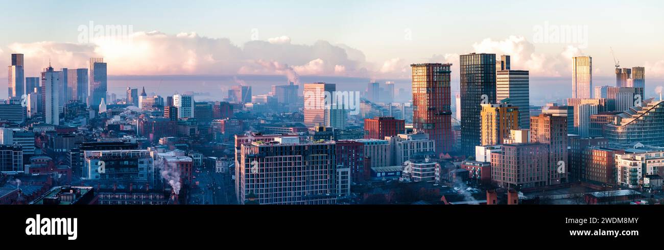 Skyline di Manchester in una mattinata nebbiosa Foto Stock