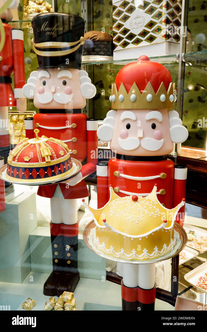Vetrina per il Natale della pasticceria Marchesi nella galleria Vittorio Emanuele II di lusso a Milano, Milano, Italia Foto Stock
