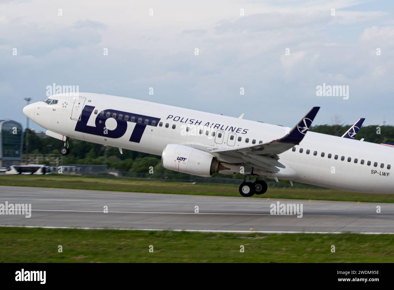 Primo piano del Boeing 737-800 di LOT Polish Airlines durante il decollo dall'aeroporto di Leopoli Foto Stock
