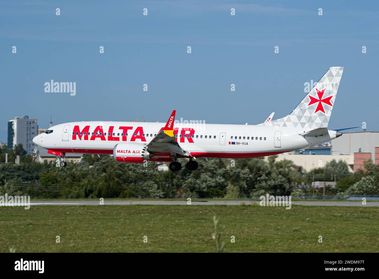 La compagnia aerea low-cost di Ryanair Malta Air Boeing 737 MAX 8-200 atterra all'aeroporto di Leopoli Foto Stock