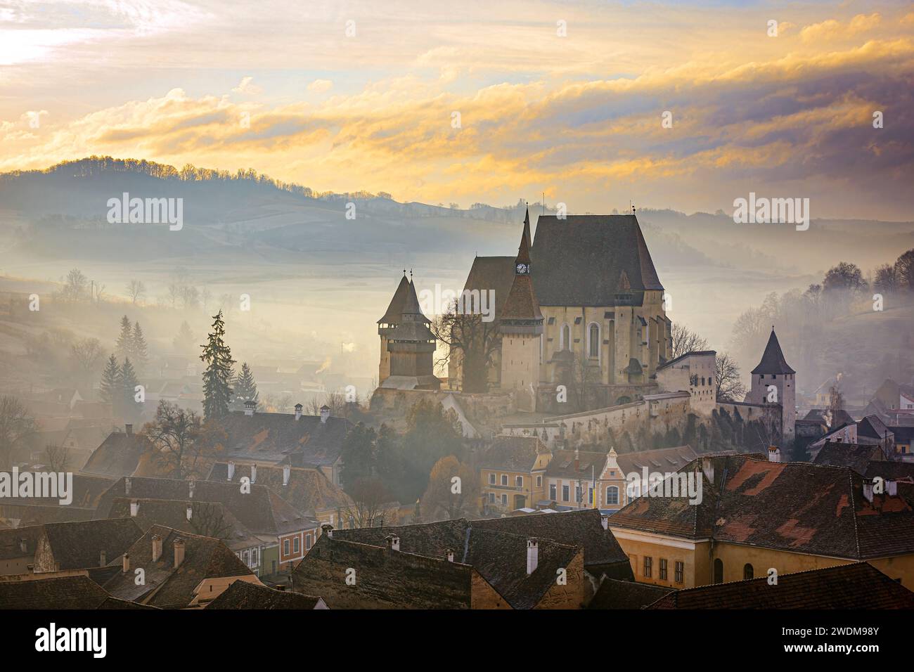 Il borgo medievale sassone di Biertan e la sua chiesa fortificata durante una mattinata da sogno. Foto scattata il 29 dicembre 2023 a Biertan, contea di Sibiu, Foto Stock