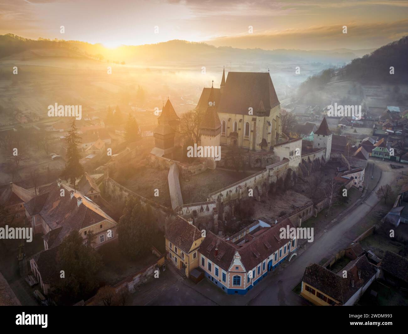 Il borgo medievale sassone di Biertan e la sua chiesa fortificata durante una mattinata da sogno. Foto scattata il 29 dicembre 2023 a Biertan, contea di Sibiu, Foto Stock