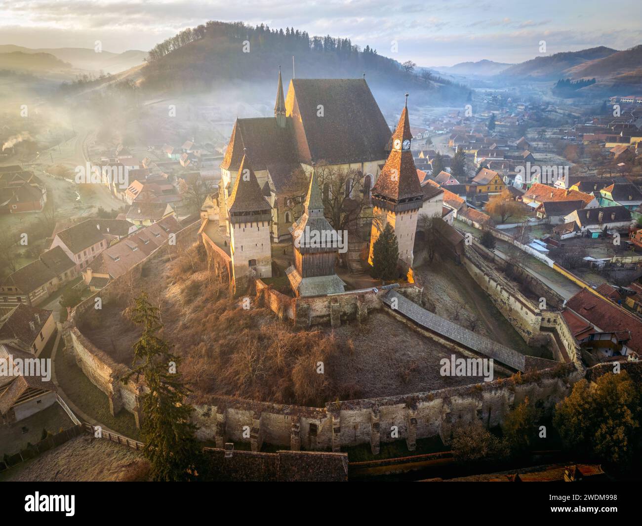 Il borgo medievale sassone di Biertan e la sua chiesa fortificata durante una mattinata da sogno. Foto scattata il 29 dicembre 2023 a Biertan, contea di Sibiu, Foto Stock