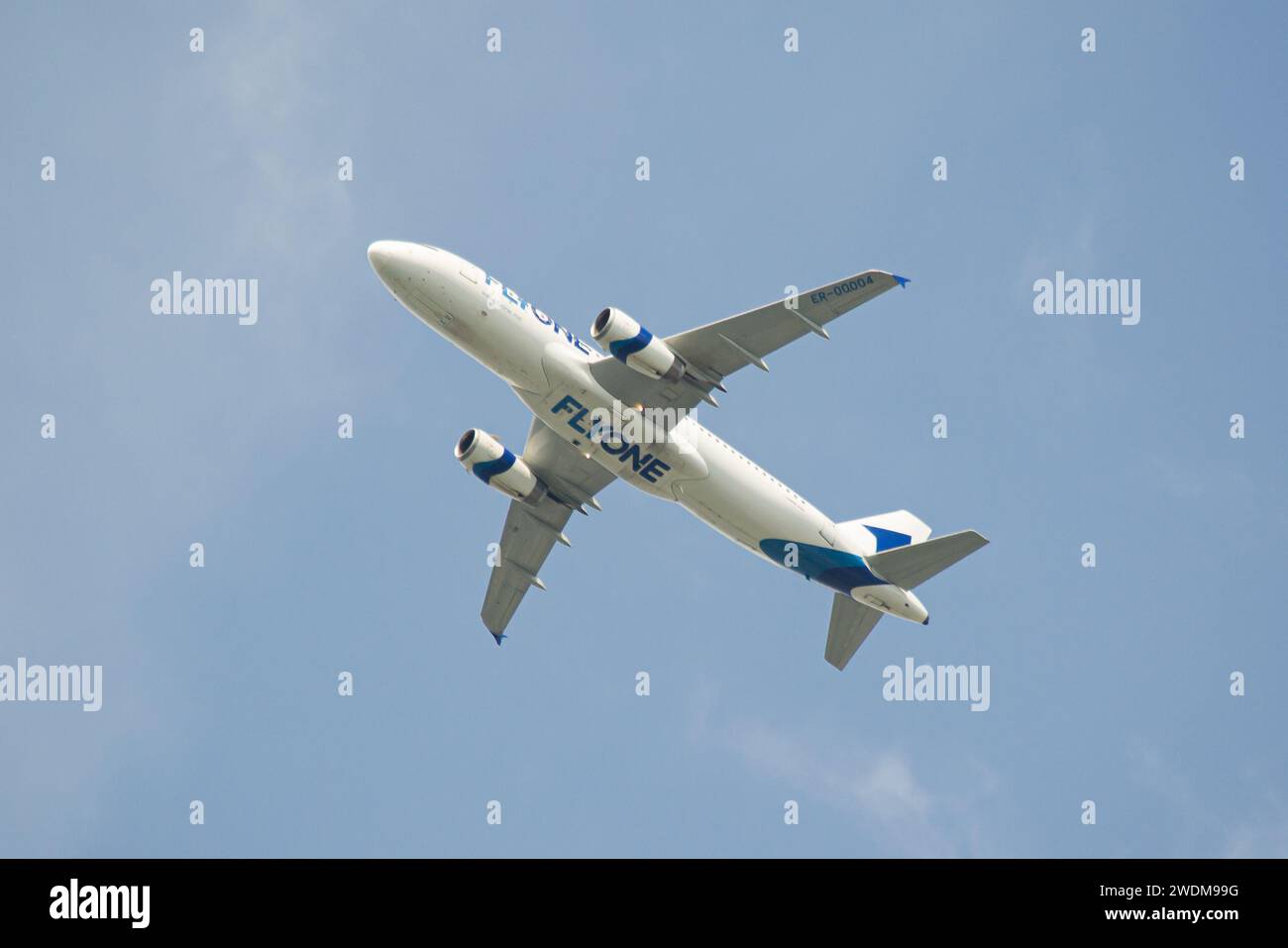 FlyOne Airbus A320 sorvola l'aeroporto di Leopoli prima dell'atterraggio Foto Stock