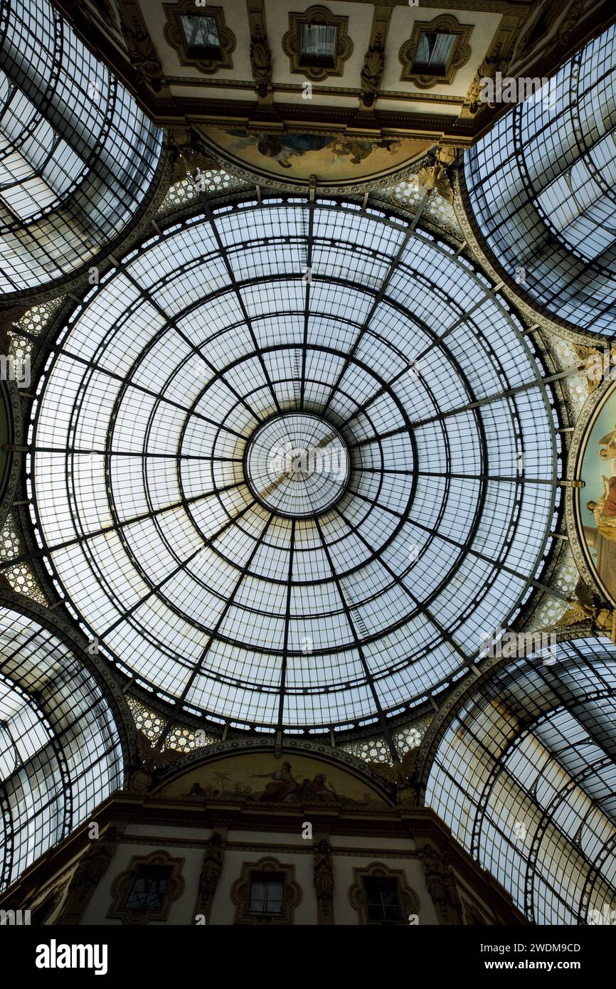 Il tetto a volta in vetro della Galleria Vittorio Emanuele II, galleria commerciale di lusso a Milano, Milano, Italia, progettato da Giuseppe Mengoni Foto Stock