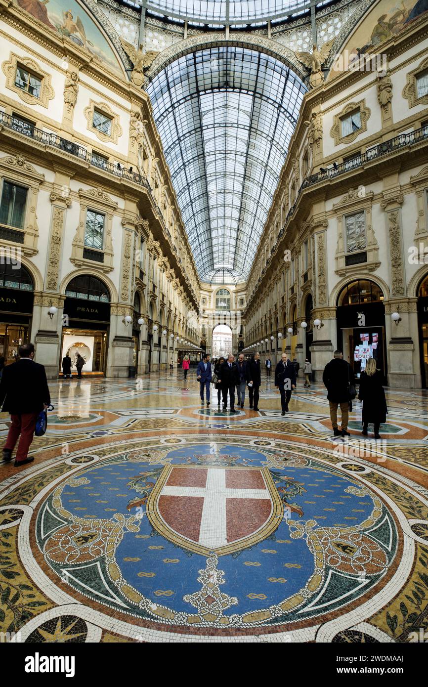 Stemma del Regno d'Italia in Galleria Vittorio Emanuele II, galleria commerciale di lusso con volta in vetro a Milano, progettata da Giuseppe Mengoni Foto Stock