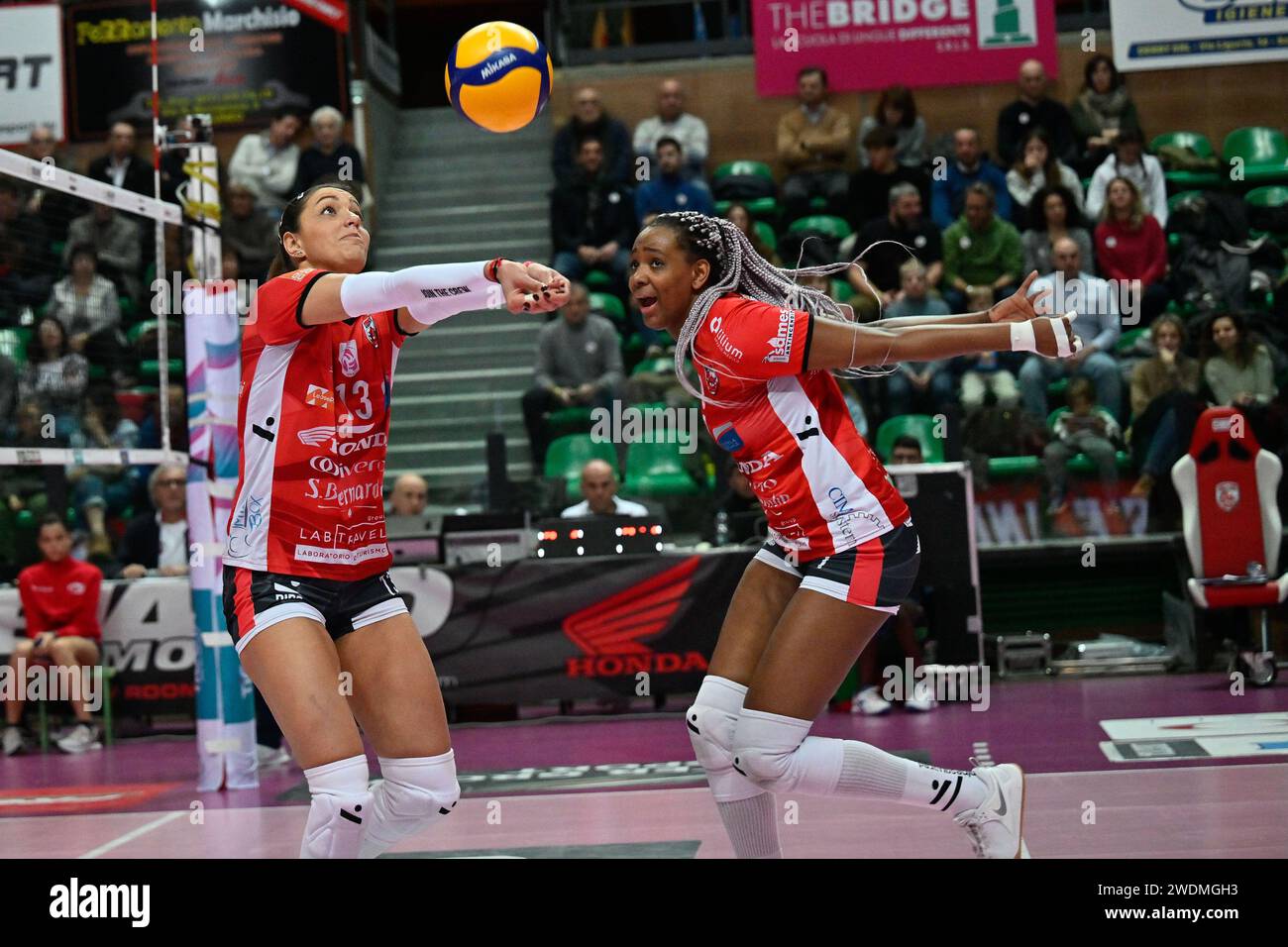 Cuneo, Italia. 21 gennaio 2024. Signorile Noemi (Cuneo) - Amandha Sylves (Cuneo) durante Cuneo Granda Volley vs Volley Bergamo 1991, Volley serie A1 Italiana femminile Match a Cuneo, Italia, 21 gennaio 2024 crediti: Agenzia fotografica indipendente/Alamy Live News Foto Stock