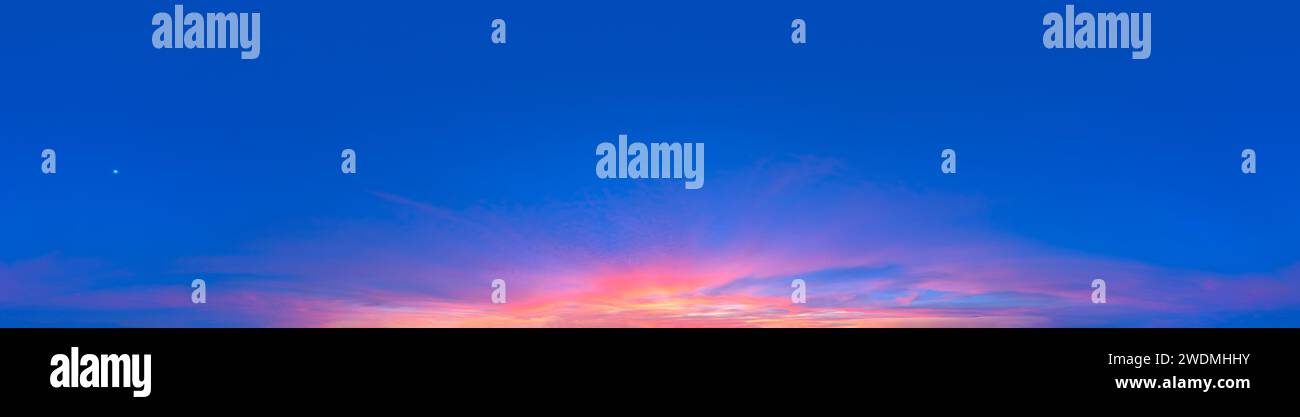 Sovrapposizione di sfondo cielo tramonto equirettangolare 9K 360 VR 2:1. Ideale per la sostituzione del cielo a 360 VR. Alta qualità, adobe rgb Foto Stock
