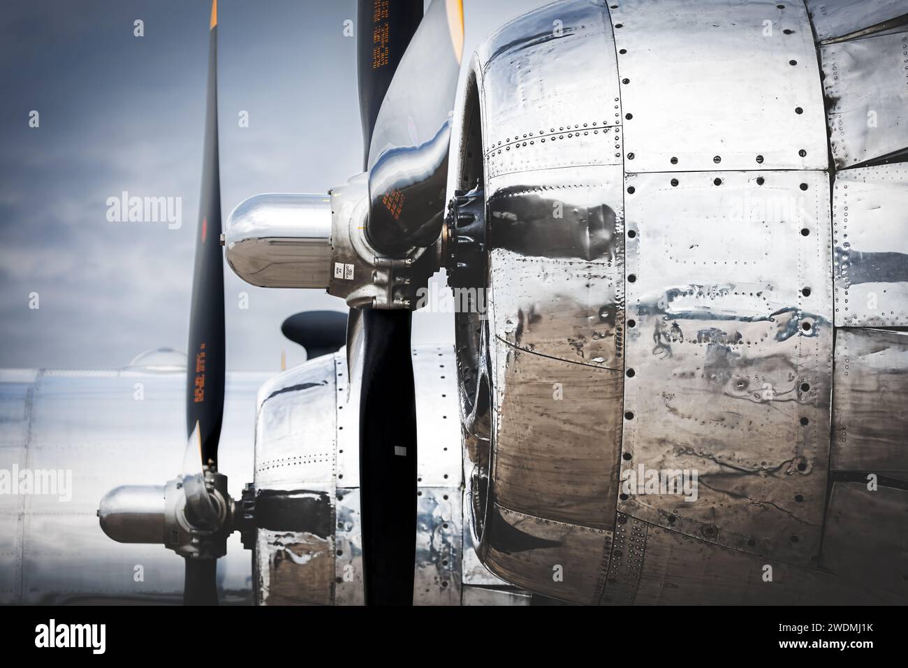 I motori di un B-29 Superfortress costruito nel 1944, e chiamato Doc, si trovano sull'asfalto dell'America's Airshow a Miramar, in California. Foto Stock