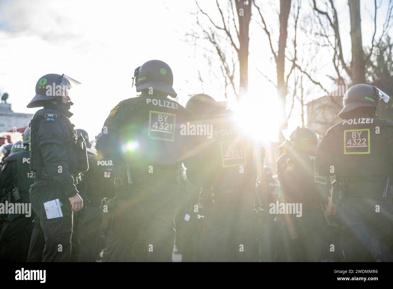 Monaco, Baviera, Germania. 21 gennaio 2024. Polizia contro la destra (Gemeinsam gegen Rechts) - per la democrazia e la diversità, grande manifestazione contro l'estremismo di destra e il fascismo, convocata da un'ampia alleanza della società civile, più di 250,000 persone protestano contro il partito di destra AFD e qualsiasi ''žNazis' nel centro di Munichs. La manifestazione è stata sospesa a causa del gran numero di partecipanti. (Immagine di credito: © Andreas Stroh/ZUMA Press Wire) SOLO USO EDITORIALE! Non per USO commerciale! Foto Stock