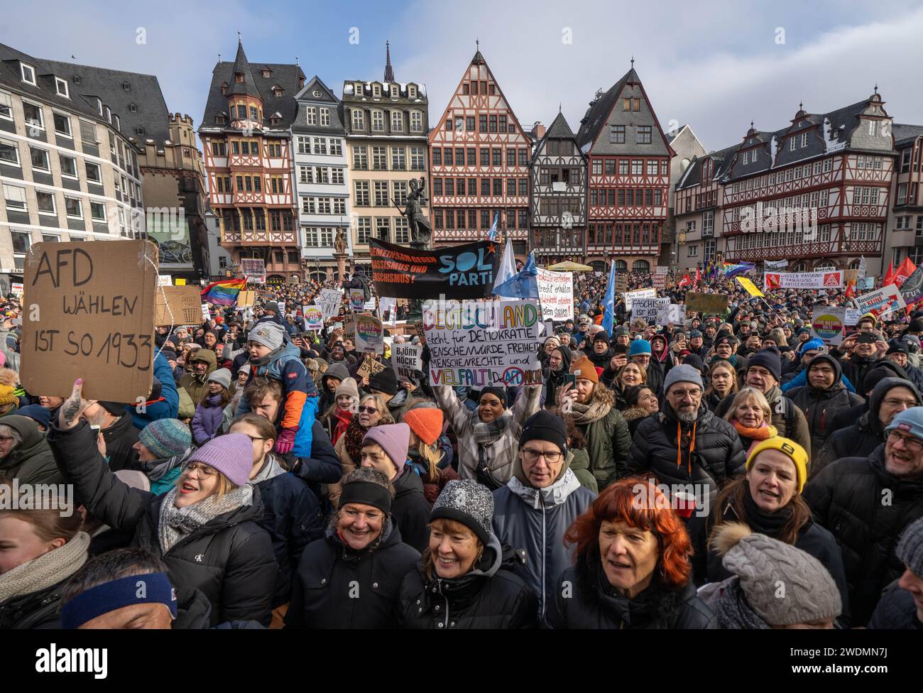 20 gennaio 2024, Assia, Francoforte sul meno: Migliaia di persone partecipano a una manifestazione sulla Römerberg di Francoforte con il motto "difendere la democrazia” per manifestare contro l'AfD e l'estremismo di destra. I partecipanti vogliono inviare un segnale di resistenza contro le attività di destra. Foto: Frank Rumpenhorst/dpa Foto Stock