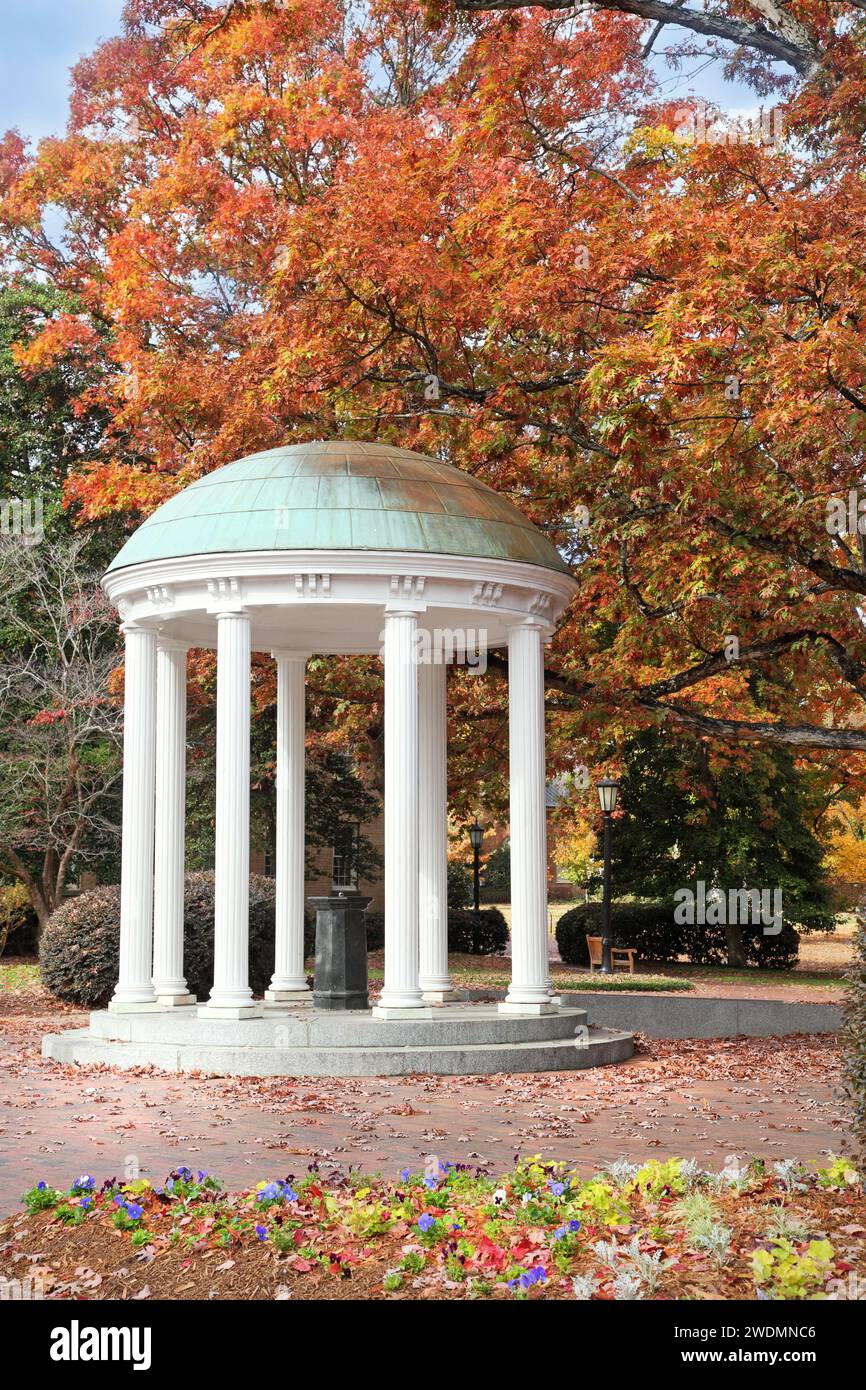 Università del North Carolina a Chapel Hill, UNC. Vecchio pozzo circondato da autunno, autunno, foglie. Foto Stock