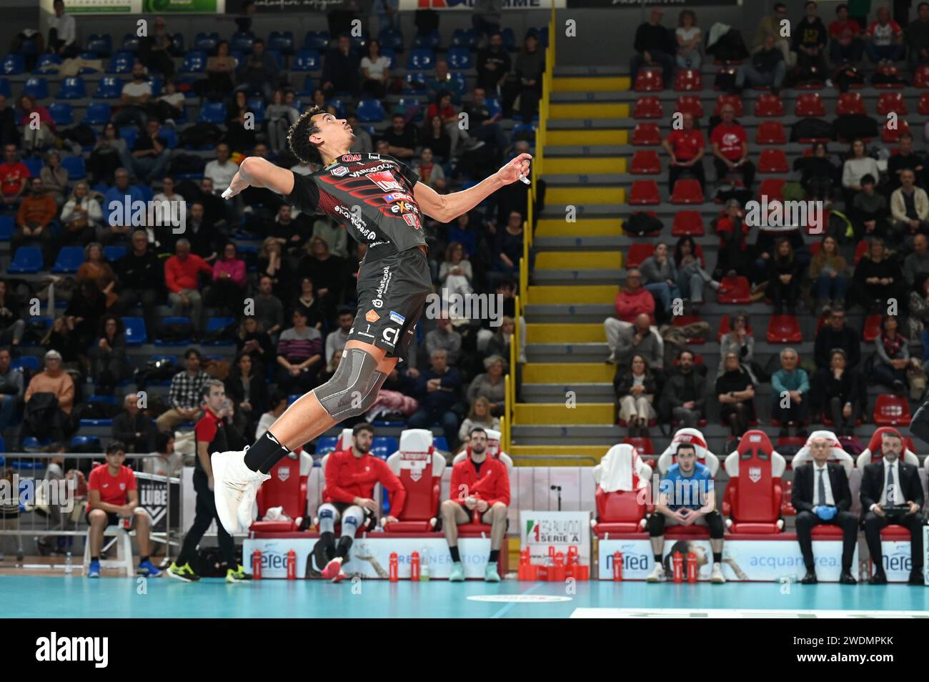 Civitanova Marche, Italia. 21 gennaio 2024. Cucine Lube Civitanova's Barthelemy Chinenyeze #1 serve durante cucina Lube Civitanova vs Allianz Milano, Volley Italian serie A Men Superleague Match a Civitanova Marche, Italia, 21 gennaio 2024 Credit: Independent Photo Agency/Alamy Live News Foto Stock