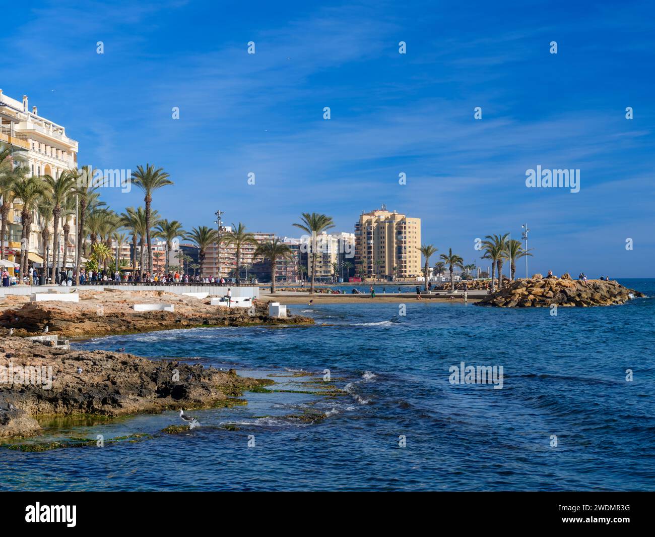 Torrevieja, Alicante, Spagna. Una bella giornata a metà gennaio sul lungomare di Torrevieja, mentre la gente gode di una dolce brezza dal mare Mediterraneo. Foto Stock