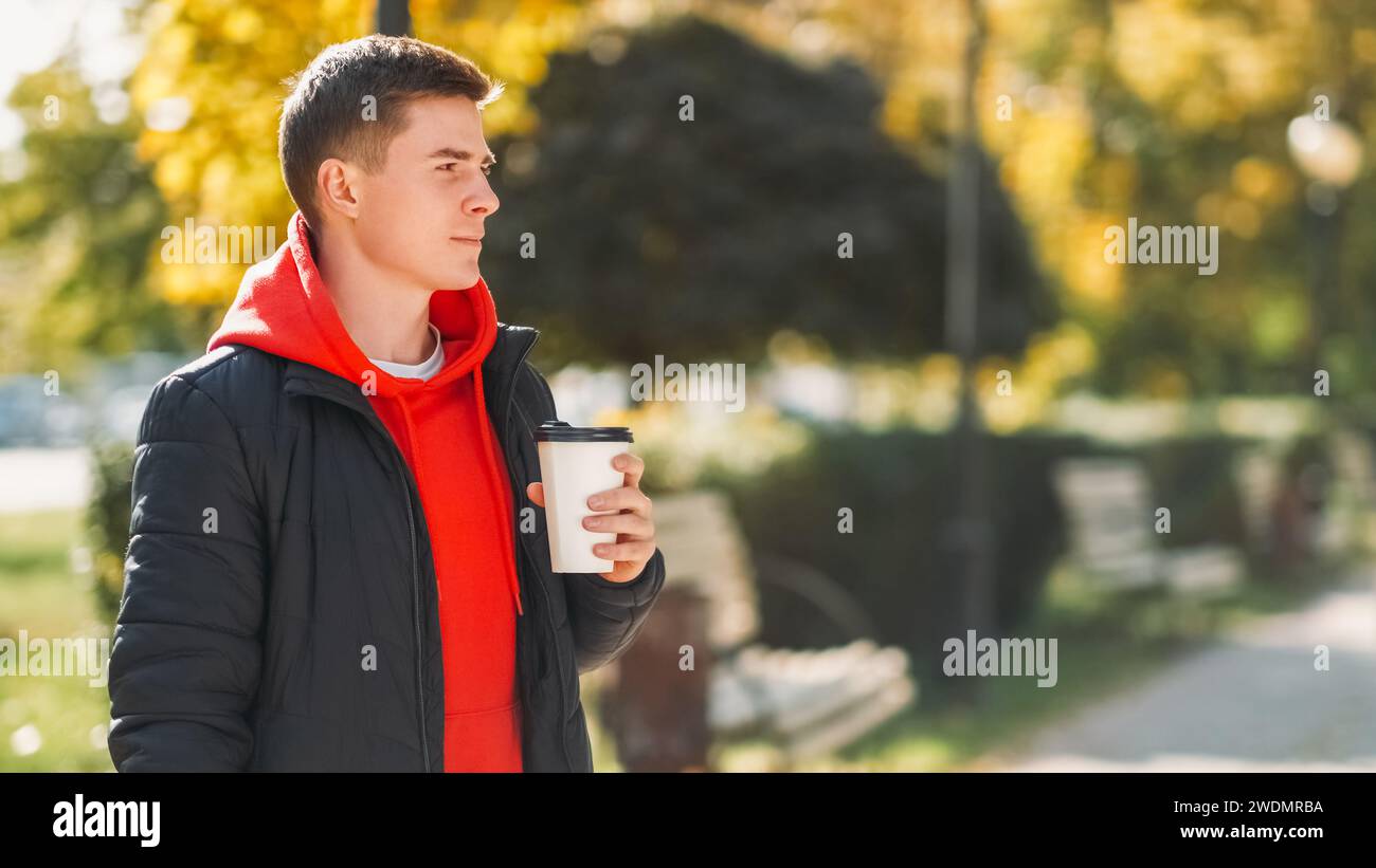 Caffè da asporto Street lifestyle man autunno Park Foto Stock