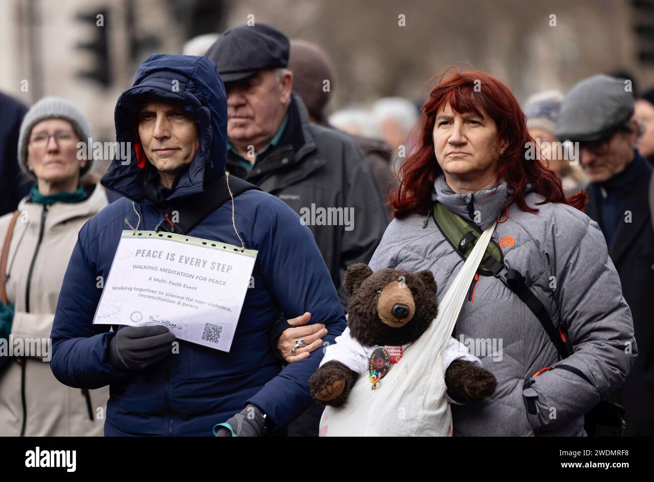 Londra, Regno Unito. 21 gennaio 2024. Le folle di credenti marciano durante la loro silenziosa passeggiata per la pace. Gruppi multireligiosi in Inghilterra, facilitati dal Plum Village UK e dai Quarkers in Gran Bretagna, si sono riuniti a Trafalgar Square per un raduno per sperare nella pace per il mondo, in particolare per coloro che soffrono in conflitti e guerre come la guerra israelo-Gaza. E poi la folla di credenti poi cammina fino a Piazza del Parlamento. Credito: SOPA Images Limited/Alamy Live News Foto Stock