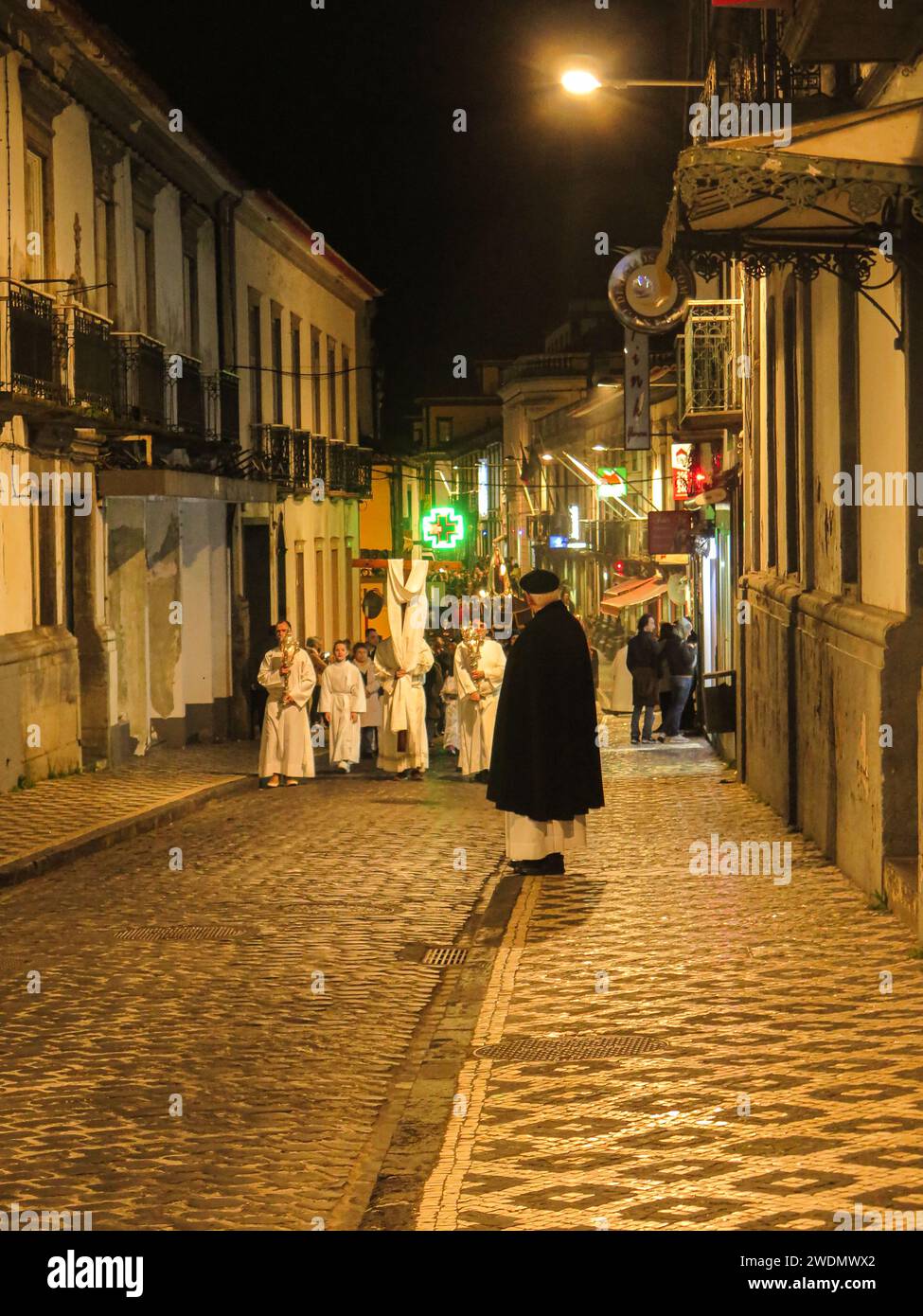 Portogallo, Azzorre, Acores, Ponta Delgada, processione religiosa di strada, stazioni della croce, sabato sera prima di Pasqua, la penitencia, celebrazione di Pasqua Foto Stock
