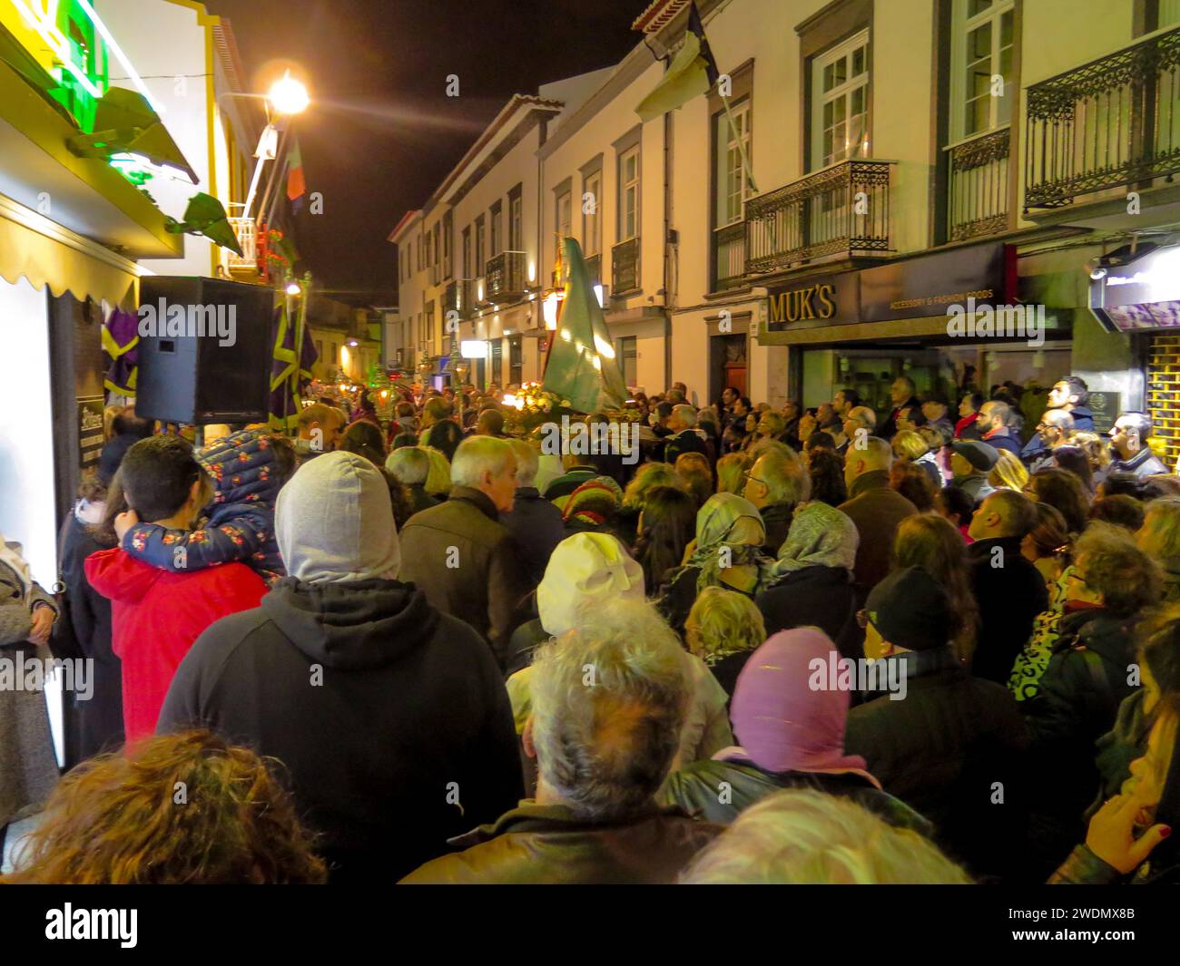 Portogallo, Azzorre, Acores, Ponta Delgada, processione religiosa di strada, stazioni della croce, sabato sera prima di Pasqua, la penitencia, celebrazione di Pasqua Foto Stock