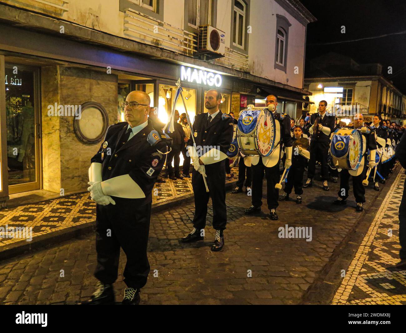 Portogallo, Azzorre, Acores, Ponta Delgada, processione religiosa di strada, stazioni della croce, sabato sera prima di Pasqua, la penitencia, celebrazione di Pasqua Foto Stock