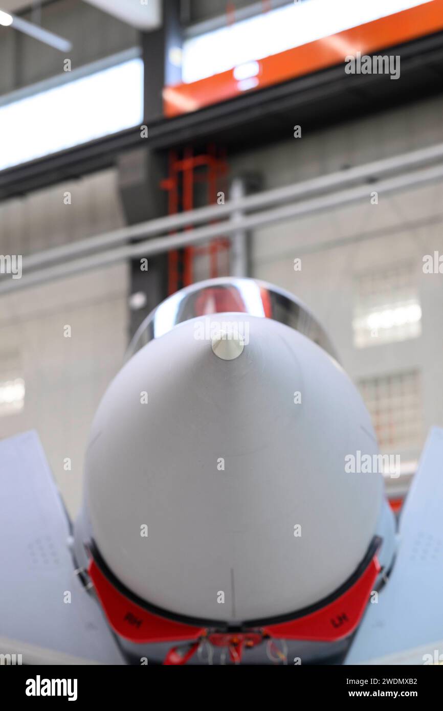 Eurofighter Typhoon Nase Profil, Airbus - Manching, Besuch des Bundeskanzlers Olaf Scholz, 19.01.01.2024, foto: HMB Media/Uwe Koch *** Eurofighter Typhoon nose profile, Airbus Manching, visita del Cancelliere federale Olaf Scholz, 19 01 01 2024, foto HMB Media Uwe Koch Copyright: HMBxMedia/UwexKoch Foto Stock