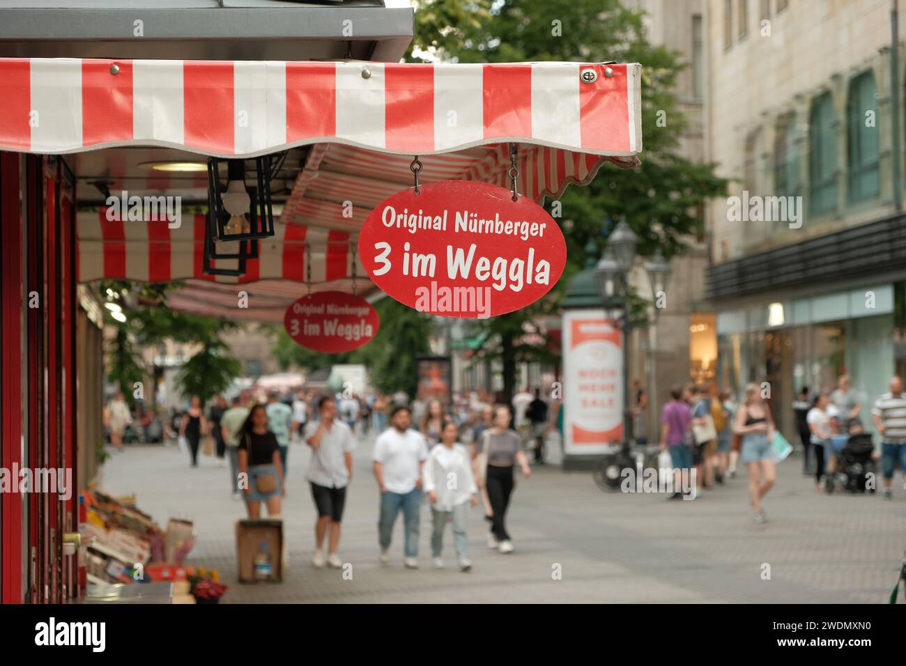 Vendita di salsicce di Norimberga con un cartello con il nome tipico Weggla nel centro di Norimberga. Foto Stock