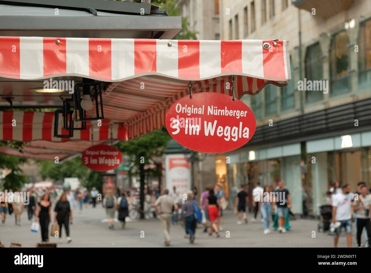 Vendita di salsicce di Norimberga con un cartello con il nome tipico Weggla nel centro di Norimberga. Foto Stock
